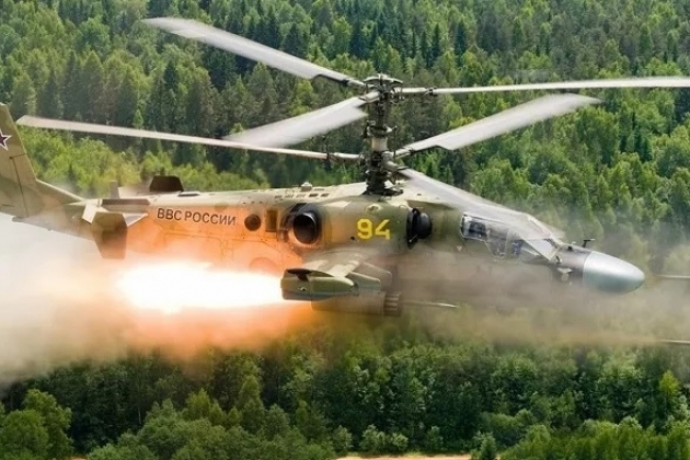 Trực thăng Ka-52 của Nga phóng tên lửa bắn nổ thiết giáp Ukraine
